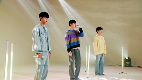 左からYOUNGHOON、HEECHO、YOONDONG。 (c)2020 ORBIT UNION All Rights Reserved.