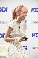 ゲームをプレイする宮脇咲良。