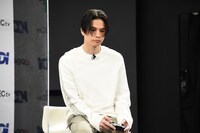 ゲームをプレイする海沼流星。