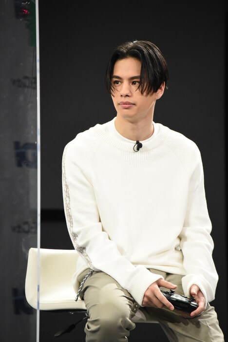 ゲームをプレイする海沼流星。