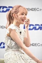 ゲームをプレイする宮脇咲良。