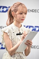 短冊に願い事を書く宮脇咲良。