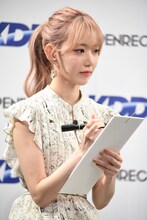 短冊に願い事を書く宮脇咲良。