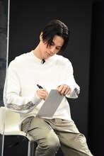 短冊に願いを書く海沼流星。