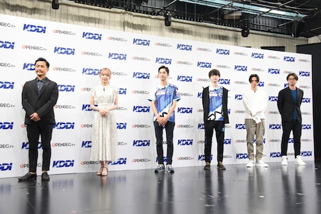 「KDDI × OPENREC.tv 業務提携に関する発表会」フォトセッションの様子。