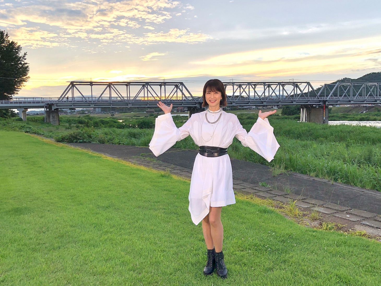 栃木県足利市の渡良瀬橋にいる森高千里。(c)フジテレビ