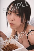 「野口衣織ファースト写真集 君にしか教えない」付録ポストカードサンプル画像