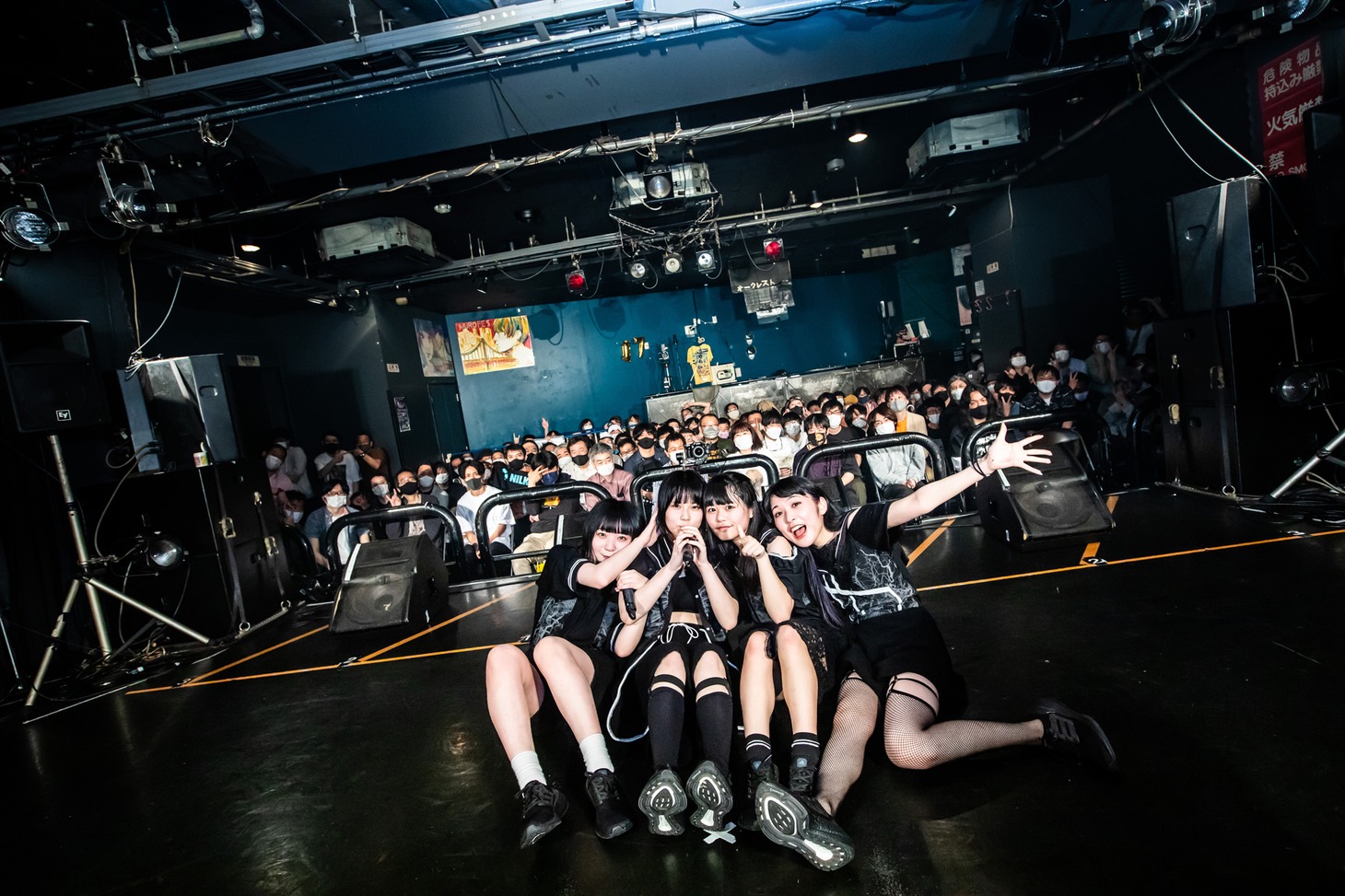 NILKLYとファンの集合写真（Photo by Masayo）