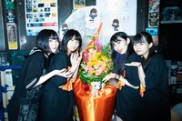 ファンから送られたスタンド花を囲むNILKLY。（Photo by Masayo）