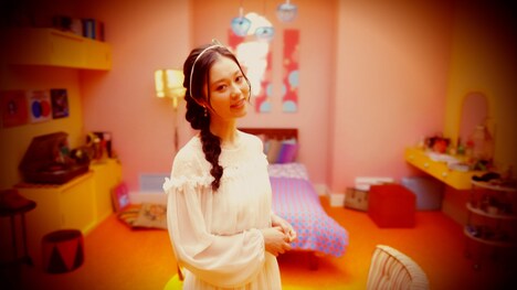 Alisa「Post Stamps」ミュージックビデオのワンシーン。