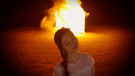 Alisa「Post Stamps」ミュージックビデオのワンシーン。