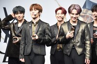 「イヴ・サンローラン・ボーテ presents JO1 オンライン ゲリラライブ」の様子。