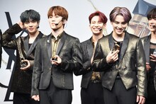 「イヴ・サンローラン・ボーテ presents JO1 オンライン ゲリラライブ」の様子。