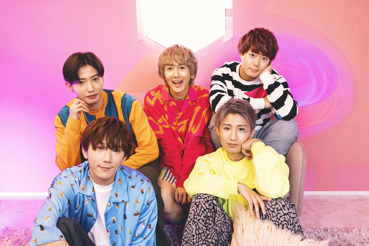 CUBERSの1st写真集発売、結成からこれまでを振り返るロングインタビューも掲載