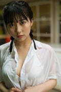 人気画像4位は、「HKT48田中美久、20歳の誕生日に1st写真集発売!水着姿や寝起きすっぴんの“みくりん”も」より、田中美久の1st写真集通常版の表紙。(撮影:細居幸次郎)