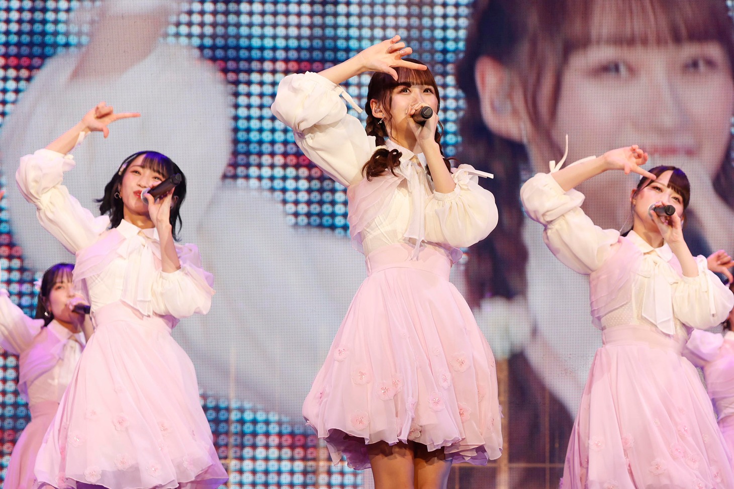 「=LOVE 全国ツアー2021『全部、内緒。』」神奈川・横浜アリーナ公演の様子。（写真提供：代々木アニメーション学院）