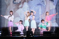 「お姉さんじゃダメですか？」を披露する音嶋莉沙、齊藤なぎさ、大谷映美里、佐々木舞香、大場花菜、瀧脇笙古。