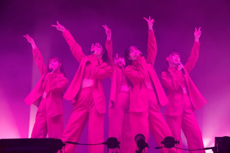 「24/7」を披露する山本杏奈、野口衣織、髙松瞳、諸橋沙夏、齋藤樹愛羅。