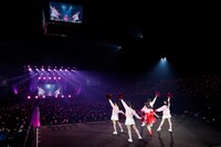 “なーたんず”とともに「現役アイドルちゅ～」を披露する齊藤なぎさ。（写真提供：代々木アニメーション学院）