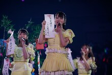 自身の願いごと書いた短冊を手に持つ髙松瞳（中央）。（写真提供：代々木アニメーション学院）