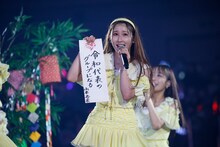 自身の願いごと書いた短冊を手に持つ山本杏奈。（写真提供：代々木アニメーション学院）