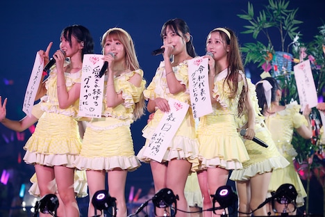 短冊を持って歌う=LOVEメンバー。（写真提供：代々木アニメーション学院）