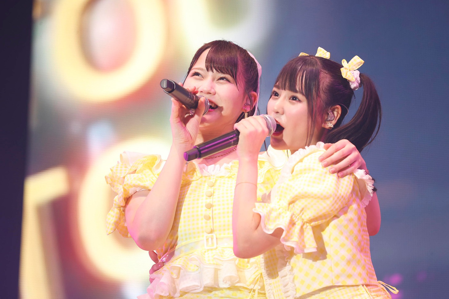 左から髙松瞳、齊藤なぎさ。（写真提供：代々木アニメーション学院）