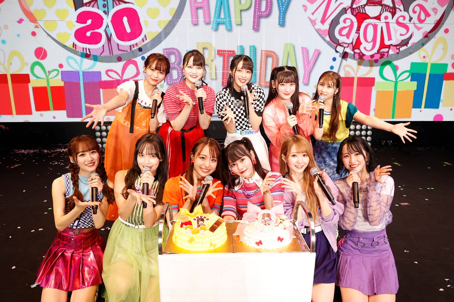 バースデーケーキを前に記念撮影する=LOVE。（写真提供：代々木アニメーション学院）