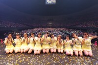 観客と記念撮影する=LOVE。（写真提供：代々木アニメーション学院）