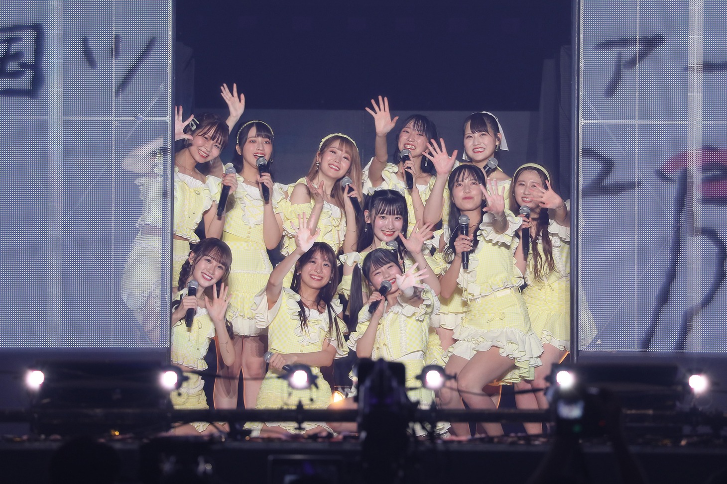 ファンに向かって手を振りながら退場する=LOVE。（写真提供：代々木アニメーション学院）