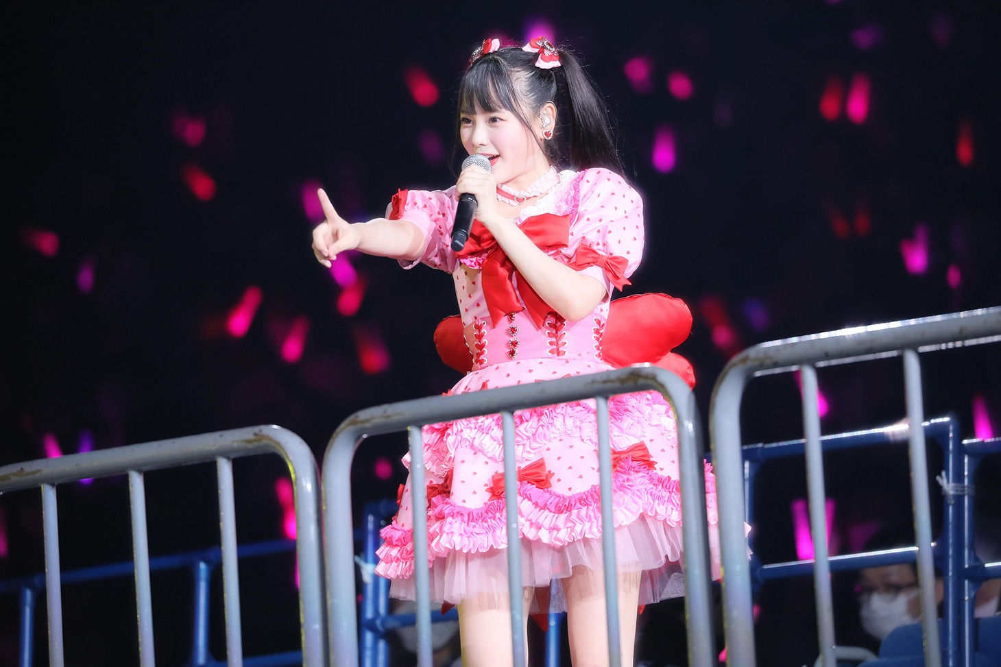 「現役アイドルちゅ～」を歌う齊藤なぎさ。（写真提供：代々木アニメーション学院）