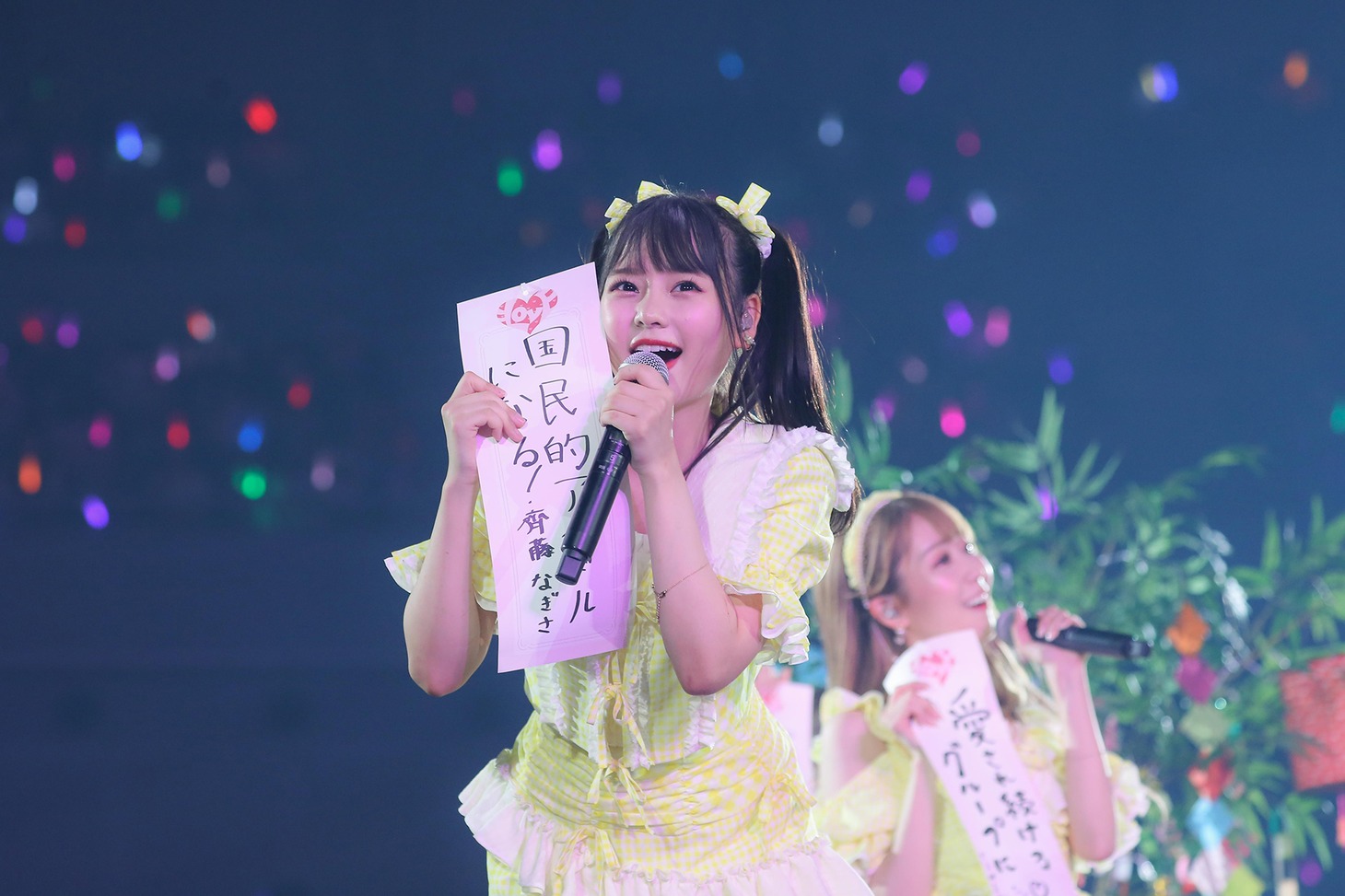 自身の願いごと書いた短冊を手に持つ齊藤なぎさ。（写真提供：代々木アニメーション学院）