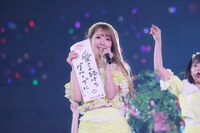 自身の願いごと書いた短冊を手に持つ大谷映美里。（写真提供：代々木アニメーション学院）