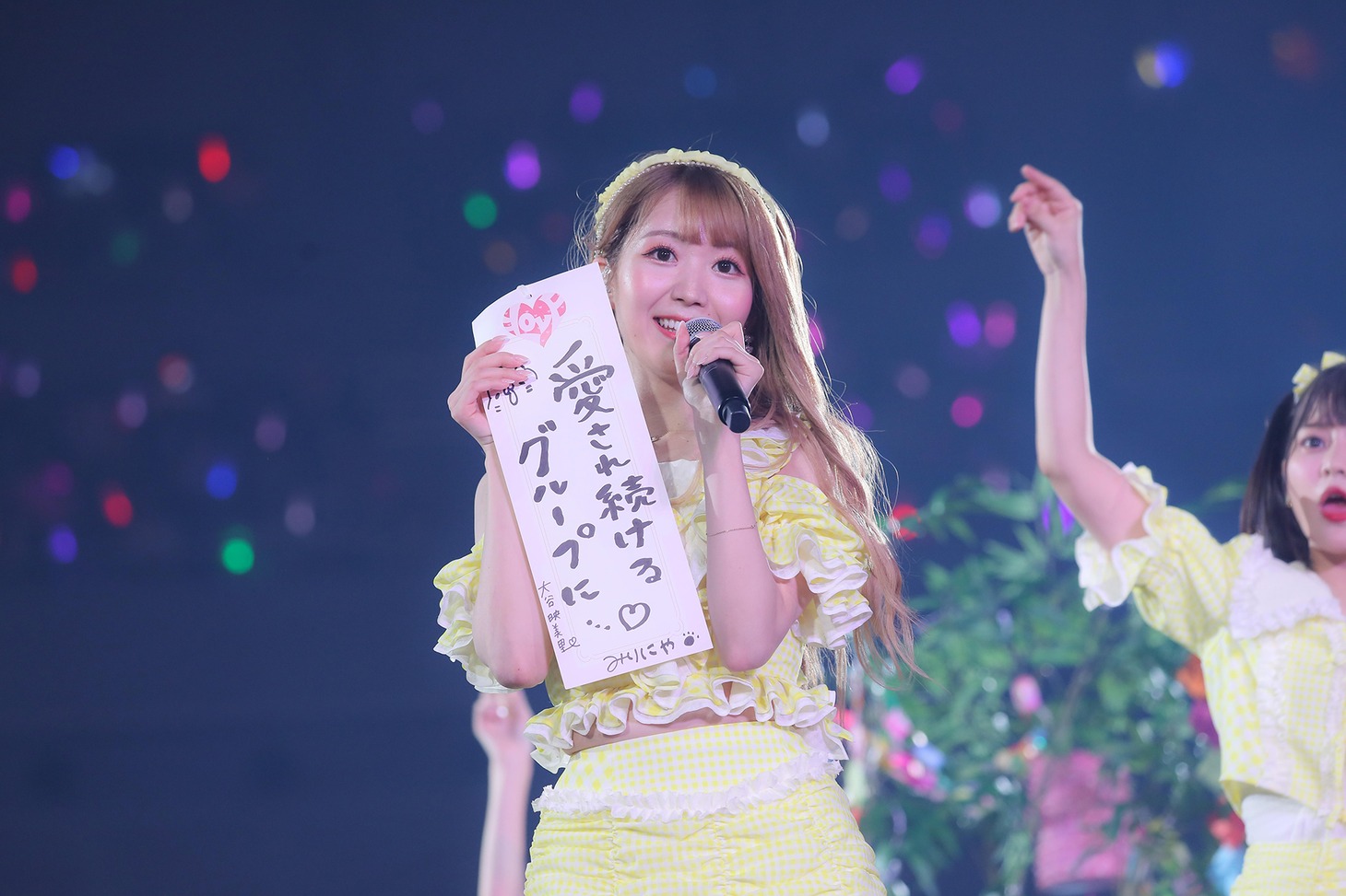 自身の願いごと書いた短冊を手に持つ大谷映美里。（写真提供：代々木アニメーション学院）