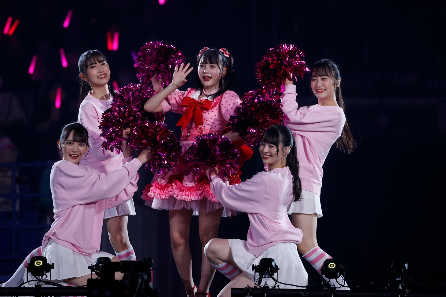 “なーたんず”とともに「現役アイドルちゅ～」を披露する齊藤なぎさ。（写真提供：代々木アニメーション学院）