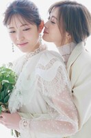 松村沙友理写真集「次、いつ会える？」より、松村沙友理（左）と白石麻衣（右）。 (c)マガジンハウス（撮影：三瓶康友）