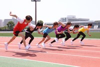 左から相葉雅紀（嵐）、風間俊介、佐藤勝利（Sexy Zone）、藤井流星（ジャニーズWEST）、岸優太（King & Prince）、浮所飛貴（美 少年、ジャニーズJr.）。(c)フジテレビ