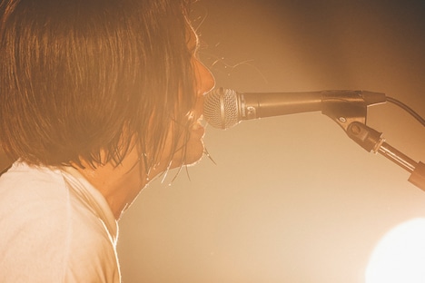 シノダ（Vo, G）（撮影：西槇太一）