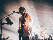 シノダ（Vo, G）（撮影：西槇太一）