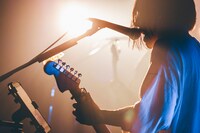 シノダ（Vo, G）（撮影：西槇太一）