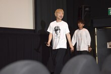 大きな拍手に迎えられた茂木欣一（中央）。