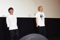 満席の客席を見上げる手嶋悠貴監督と茂木欣一。