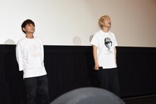 満席の客席を見上げる手嶋悠貴監督と茂木欣一。