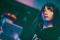 akugiの“悪戯プレイ”にコドメンのレーベルメイト集結、計14人による豪華コラボ