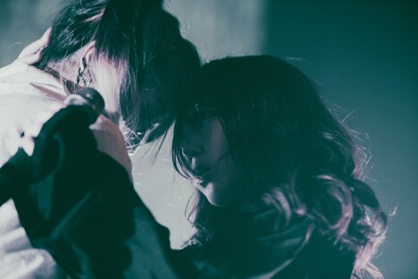 左からメイユイメイ（ぜんぶ君のせいだ。）、marikoyu（akugi）。