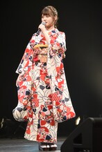 振袖をアピールする髙松瞳。