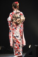 振袖をアピールする髙松瞳。