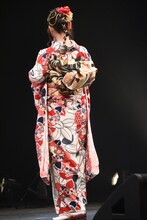 振袖をアピールする髙松瞳。