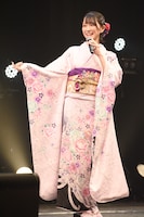 振袖をアピールする野口衣織。