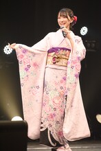 振袖をアピールする野口衣織。